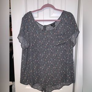 Torrid grey back button blouse with arrows